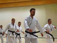 Das Dresdner Oberstufentraining fand nach Jahren der Abstinenz endlich wieder statt!!!  Am 04.11.2016 lud unser Torii Dojo alle Vereine in und um Dresden zu einer gemeinsamen Trainingseinheit ein. Diesem Ruf folgten die Dresdner Dojos Nitta, Ouchi und Muromachi sowie Kuroda Yoshitaka und Sakura aus Pirna. Hauptschwerpunkte waren dabei das lockere Kumite mit einem und mehreren Partnern und abschließend die Kata Jion. Abgerundet wurde der Abend durch ein gemeinsames Essen beim Italiener. Wir freuen uns, dass so viele Karateka den Weg zu uns gefunden haben und hoffen auf eine baldige Wiederholung.  Danke an alle fürs Kommen! Oss Sandra :)