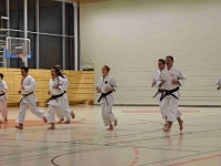 Das Dresdner Oberstufentraining fand nach Jahren der Abstinenz endlich wieder statt!!!  Am 04.11.2016 lud unser Torii Dojo alle Vereine in und um Dresden zu einer gemeinsamen Trainingseinheit ein. Diesem Ruf folgten die Dresdner Dojos Nitta, Ouchi und Muromachi sowie Kuroda Yoshitaka und Sakura aus Pirna. Hauptschwerpunkte waren dabei das lockere Kumite mit einem und mehreren Partnern und abschließend die Kata Jion. Abgerundet wurde der Abend durch ein gemeinsames Essen beim Italiener. Wir freuen uns, dass so viele Karateka den Weg zu uns gefunden haben und hoffen auf eine baldige Wiederholung.  Danke an alle fürs Kommen! Oss Sandra :)