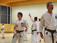 Das Dresdner Oberstufentraining fand nach Jahren der Abstinenz endlich wieder statt!!!  Am 04.11.2016 lud unser Torii Dojo alle Vereine in und um Dresden zu einer gemeinsamen Trainingseinheit ein. Diesem Ruf folgten die Dresdner Dojos Nitta, Ouchi und Muromachi sowie Kuroda Yoshitaka und Sakura aus Pirna. Hauptschwerpunkte waren dabei das lockere Kumite mit einem und mehreren Partnern und abschließend die Kata Jion. Abgerundet wurde der Abend durch ein gemeinsames Essen beim Italiener. Wir freuen uns, dass so viele Karateka den Weg zu uns gefunden haben und hoffen auf eine baldige Wiederholung.  Danke an alle fürs Kommen! Oss Sandra :)