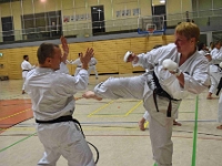 Das Dresdner Oberstufentraining fand nach Jahren der Abstinenz endlich wieder statt!!!  Am 04.11.2016 lud unser Torii Dojo alle Vereine in und um Dresden zu einer gemeinsamen Trainingseinheit ein. Diesem Ruf folgten die Dresdner Dojos Nitta, Ouchi und Muromachi sowie Kuroda Yoshitaka und Sakura aus Pirna. Hauptschwerpunkte waren dabei das lockere Kumite mit einem und mehreren Partnern und abschließend die Kata Jion. Abgerundet wurde der Abend durch ein gemeinsames Essen beim Italiener. Wir freuen uns, dass so viele Karateka den Weg zu uns gefunden haben und hoffen auf eine baldige Wiederholung.  Danke an alle fürs Kommen! Oss Sandra :)