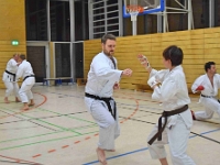 Das Dresdner Oberstufentraining fand nach Jahren der Abstinenz endlich wieder statt!!!  Am 04.11.2016 lud unser Torii Dojo alle Vereine in und um Dresden zu einer gemeinsamen Trainingseinheit ein. Diesem Ruf folgten die Dresdner Dojos Nitta, Ouchi und Muromachi sowie Kuroda Yoshitaka und Sakura aus Pirna. Hauptschwerpunkte waren dabei das lockere Kumite mit einem und mehreren Partnern und abschließend die Kata Jion. Abgerundet wurde der Abend durch ein gemeinsames Essen beim Italiener. Wir freuen uns, dass so viele Karateka den Weg zu uns gefunden haben und hoffen auf eine baldige Wiederholung.  Danke an alle fürs Kommen! Oss Sandra :)