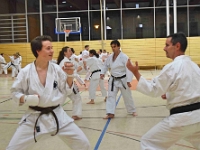 Das Dresdner Oberstufentraining fand nach Jahren der Abstinenz endlich wieder statt!!!  Am 04.11.2016 lud unser Torii Dojo alle Vereine in und um Dresden zu einer gemeinsamen Trainingseinheit ein. Diesem Ruf folgten die Dresdner Dojos Nitta, Ouchi und Muromachi sowie Kuroda Yoshitaka und Sakura aus Pirna. Hauptschwerpunkte waren dabei das lockere Kumite mit einem und mehreren Partnern und abschließend die Kata Jion. Abgerundet wurde der Abend durch ein gemeinsames Essen beim Italiener. Wir freuen uns, dass so viele Karateka den Weg zu uns gefunden haben und hoffen auf eine baldige Wiederholung.  Danke an alle fürs Kommen! Oss Sandra :)