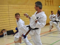 Das Dresdner Oberstufentraining fand nach Jahren der Abstinenz endlich wieder statt!!!  Am 04.11.2016 lud unser Torii Dojo alle Vereine in und um Dresden zu einer gemeinsamen Trainingseinheit ein. Diesem Ruf folgten die Dresdner Dojos Nitta, Ouchi und Muromachi sowie Kuroda Yoshitaka und Sakura aus Pirna. Hauptschwerpunkte waren dabei das lockere Kumite mit einem und mehreren Partnern und abschließend die Kata Jion. Abgerundet wurde der Abend durch ein gemeinsames Essen beim Italiener. Wir freuen uns, dass so viele Karateka den Weg zu uns gefunden haben und hoffen auf eine baldige Wiederholung.  Danke an alle fürs Kommen! Oss Sandra :)