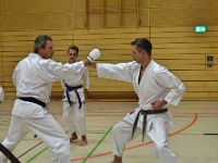 Das Dresdner Oberstufentraining fand nach Jahren der Abstinenz endlich wieder statt!!!  Am 04.11.2016 lud unser Torii Dojo alle Vereine in und um Dresden zu einer gemeinsamen Trainingseinheit ein. Diesem Ruf folgten die Dresdner Dojos Nitta, Ouchi und Muromachi sowie Kuroda Yoshitaka und Sakura aus Pirna. Hauptschwerpunkte waren dabei das lockere Kumite mit einem und mehreren Partnern und abschließend die Kata Jion. Abgerundet wurde der Abend durch ein gemeinsames Essen beim Italiener. Wir freuen uns, dass so viele Karateka den Weg zu uns gefunden haben und hoffen auf eine baldige Wiederholung.  Danke an alle fürs Kommen! Oss Sandra :)