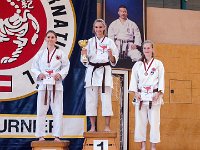 Am Wochendende des 24./25.06.2017 fand das alljährliche Internationale Kyu-Turnier sowie der anschließende Kawasoe Memorial Cup in Österreich statt. Von Torii begaben sich Marcus, Franzi und Anne auf die lange Reise dahin. Neben Teilnehmern aus Deutschland, war auch Österreich, die Schweiz, Ungarn und Slowenien vertreten. Unsere Torii's gaben ihr Bestes und kehrten mit super Platzierungen wieder zurück. : IKT, Karate, Medaille, Meisterschaft, Pokal, Siegerehrung, Verein