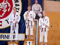 Am Wochendende des 24./25.06.2017 fand das alljährliche Internationale Kyu-Turnier sowie der anschließende Kawasoe Memorial Cup in Österreich statt. Von Torii begaben sich Marcus, Franzi und Anne auf die lange Reise dahin. Neben Teilnehmern aus Deutschland, war auch Österreich, die Schweiz, Ungarn und Slowenien vertreten. Unsere Torii's gaben ihr Bestes und kehrten mit super Platzierungen wieder zurück. : IKT, Karate, Medaille, Meisterschaft, Pokal, Siegerehrung, Verein