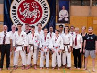 Am Wochendende des 24./25.06.2017 fand das alljährliche Internationale Kyu-Turnier sowie der anschließende Kawasoe Memorial Cup in Österreich statt. Von Torii begaben sich Marcus, Franzi und Anne auf die lange Reise dahin. Neben Teilnehmern aus Deutschland, war auch Österreich, die Schweiz, Ungarn und Slowenien vertreten. Unsere Torii's gaben ihr Bestes und kehrten mit super Platzierungen wieder zurück. : Gruppenfoto, IKT, Karate, Medaille, Meisterschaft, Pokal, Siegerehrung, Verein