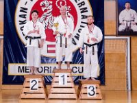 Am Wochendende des 24./25.06.2017 fand das alljährliche Internationale Kyu-Turnier sowie der anschließende Kawasoe Memorial Cup in Österreich statt. Von Torii begaben sich Marcus, Franzi und Anne auf die lange Reise dahin. Neben Teilnehmern aus Deutschland, war auch Österreich, die Schweiz, Ungarn und Slowenien vertreten. Unsere Torii's gaben ihr Bestes und kehrten mit super Platzierungen wieder zurück. : Cup, Karate, Kawasoe, Medaille, Meisterschaft, Memorial, Siegerehrung, Verein