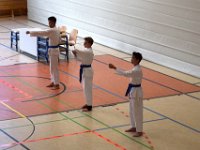 Am Freitag war es wieder soweit - die Austragung unseres zweiten Torii Kids Cups dieses Jahres. Neben unseren jungen Torii-Kämpfern war auch das Dojo Nitta mit seinen Schützlingen wieder herzlich eingeladen. Sie folgten unserem Ruf und so füllte sich die Halle ziemlich rasch. Damit war auch bei unseren Gürtelträgern der Kampf um die ersten drei Podestplätze in Kata und Kumite eröffnet. Für unsere Bärchen galt es im Fitness-Wettkampf alles zu geben. Schnelligkeit, Ausdauer und Kraft waren gefordert, um letztlich ganz oben zu stehen.