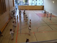 Am Freitag war es wieder soweit - die Austragung unseres zweiten Torii Kids Cups dieses Jahres. Neben unseren jungen Torii-Kämpfern war auch das Dojo Nitta mit seinen Schützlingen wieder herzlich eingeladen. Sie folgten unserem Ruf und so füllte sich die Halle ziemlich rasch. Damit war auch bei unseren Gürtelträgern der Kampf um die ersten drei Podestplätze in Kata und Kumite eröffnet. Für unsere Bärchen galt es im Fitness-Wettkampf alles zu geben. Schnelligkeit, Ausdauer und Kraft waren gefordert, um letztlich ganz oben zu stehen.