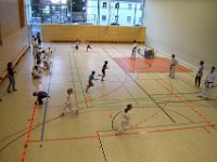 Am Freitag war es wieder soweit - die Austragung unseres zweiten Torii Kids Cups dieses Jahres. Neben unseren jungen Torii-Kämpfern war auch das Dojo Nitta mit seinen Schützlingen wieder herzlich eingeladen. Sie folgten unserem Ruf und so füllte sich die Halle ziemlich rasch. Damit war auch bei unseren Gürtelträgern der Kampf um die ersten drei Podestplätze in Kata und Kumite eröffnet. Für unsere Bärchen galt es im Fitness-Wettkampf alles zu geben. Schnelligkeit, Ausdauer und Kraft waren gefordert, um letztlich ganz oben zu stehen.