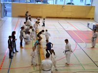 Am Freitag war es wieder soweit - die Austragung unseres zweiten Torii Kids Cups dieses Jahres. Neben unseren jungen Torii-Kämpfern war auch das Dojo Nitta mit seinen Schützlingen wieder herzlich eingeladen. Sie folgten unserem Ruf und so füllte sich die Halle ziemlich rasch. Damit war auch bei unseren Gürtelträgern der Kampf um die ersten drei Podestplätze in Kata und Kumite eröffnet. Für unsere Bärchen galt es im Fitness-Wettkampf alles zu geben. Schnelligkeit, Ausdauer und Kraft waren gefordert, um letztlich ganz oben zu stehen.