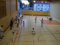 Am Freitag war es wieder soweit - die Austragung unseres zweiten Torii Kids Cups dieses Jahres. Neben unseren jungen Torii-Kämpfern war auch das Dojo Nitta mit seinen Schützlingen wieder herzlich eingeladen. Sie folgten unserem Ruf und so füllte sich die Halle ziemlich rasch. Damit war auch bei unseren Gürtelträgern der Kampf um die ersten drei Podestplätze in Kata und Kumite eröffnet. Für unsere Bärchen galt es im Fitness-Wettkampf alles zu geben. Schnelligkeit, Ausdauer und Kraft waren gefordert, um letztlich ganz oben zu stehen.