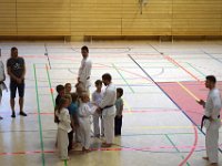 Am Freitag war es wieder soweit - die Austragung unseres zweiten Torii Kids Cups dieses Jahres. Neben unseren jungen Torii-Kämpfern war auch das Dojo Nitta mit seinen Schützlingen wieder herzlich eingeladen. Sie folgten unserem Ruf und so füllte sich die Halle ziemlich rasch. Damit war auch bei unseren Gürtelträgern der Kampf um die ersten drei Podestplätze in Kata und Kumite eröffnet. Für unsere Bärchen galt es im Fitness-Wettkampf alles zu geben. Schnelligkeit, Ausdauer und Kraft waren gefordert, um letztlich ganz oben zu stehen.