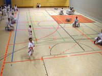 Am Freitag war es wieder soweit - die Austragung unseres zweiten Torii Kids Cups dieses Jahres. Neben unseren jungen Torii-Kämpfern war auch das Dojo Nitta mit seinen Schützlingen wieder herzlich eingeladen. Sie folgten unserem Ruf und so füllte sich die Halle ziemlich rasch. Damit war auch bei unseren Gürtelträgern der Kampf um die ersten drei Podestplätze in Kata und Kumite eröffnet. Für unsere Bärchen galt es im Fitness-Wettkampf alles zu geben. Schnelligkeit, Ausdauer und Kraft waren gefordert, um letztlich ganz oben zu stehen.