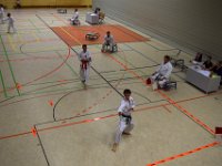 Am Freitag war es wieder soweit - die Austragung unseres zweiten Torii Kids Cups dieses Jahres. Neben unseren jungen Torii-Kämpfern war auch das Dojo Nitta mit seinen Schützlingen wieder herzlich eingeladen. Sie folgten unserem Ruf und so füllte sich die Halle ziemlich rasch. Damit war auch bei unseren Gürtelträgern der Kampf um die ersten drei Podestplätze in Kata und Kumite eröffnet. Für unsere Bärchen galt es im Fitness-Wettkampf alles zu geben. Schnelligkeit, Ausdauer und Kraft waren gefordert, um letztlich ganz oben zu stehen.