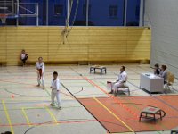 Am Freitag war es wieder soweit - die Austragung unseres zweiten Torii Kids Cups dieses Jahres. Neben unseren jungen Torii-Kämpfern war auch das Dojo Nitta mit seinen Schützlingen wieder herzlich eingeladen. Sie folgten unserem Ruf und so füllte sich die Halle ziemlich rasch. Damit war auch bei unseren Gürtelträgern der Kampf um die ersten drei Podestplätze in Kata und Kumite eröffnet. Für unsere Bärchen galt es im Fitness-Wettkampf alles zu geben. Schnelligkeit, Ausdauer und Kraft waren gefordert, um letztlich ganz oben zu stehen.