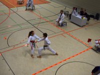 Am Freitag war es wieder soweit - die Austragung unseres zweiten Torii Kids Cups dieses Jahres. Neben unseren jungen Torii-Kämpfern war auch das Dojo Nitta mit seinen Schützlingen wieder herzlich eingeladen. Sie folgten unserem Ruf und so füllte sich die Halle ziemlich rasch. Damit war auch bei unseren Gürtelträgern der Kampf um die ersten drei Podestplätze in Kata und Kumite eröffnet. Für unsere Bärchen galt es im Fitness-Wettkampf alles zu geben. Schnelligkeit, Ausdauer und Kraft waren gefordert, um letztlich ganz oben zu stehen.