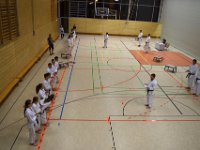 Am Freitag war es wieder soweit - die Austragung unseres zweiten Torii Kids Cups dieses Jahres. Neben unseren jungen Torii-Kämpfern war auch das Dojo Nitta mit seinen Schützlingen wieder herzlich eingeladen. Sie folgten unserem Ruf und so füllte sich die Halle ziemlich rasch. Damit war auch bei unseren Gürtelträgern der Kampf um die ersten drei Podestplätze in Kata und Kumite eröffnet. Für unsere Bärchen galt es im Fitness-Wettkampf alles zu geben. Schnelligkeit, Ausdauer und Kraft waren gefordert, um letztlich ganz oben zu stehen.